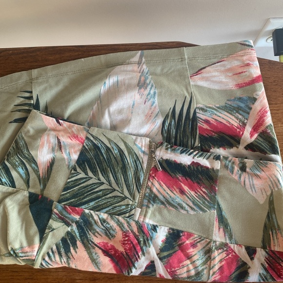 Guess Tropical Mini skirt size small - Picture 2 of 3